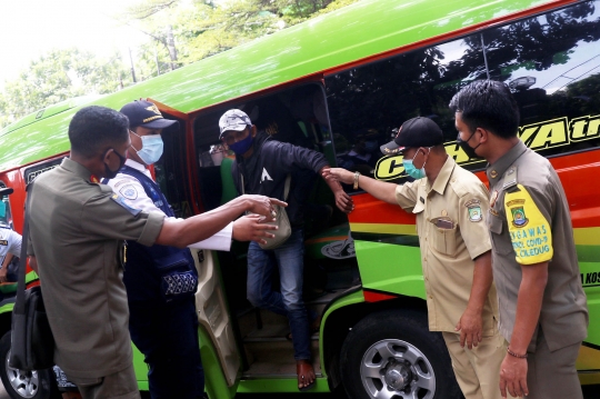 Terjaring Razia Masker, Puluhan Warga Jalani Tes Covid-19 dengan GeNose di Tangerang