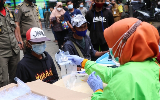 Terjaring Razia Masker, Puluhan Warga Jalani Tes Covid-19 dengan GeNose di Tangerang