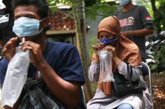 Terjaring Razia Masker, Puluhan Warga Jalani Tes Covid-19 dengan GeNose di Tangerang