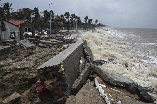 Sisa-Sisa Terjangan Topan Yaas di Pesisir India