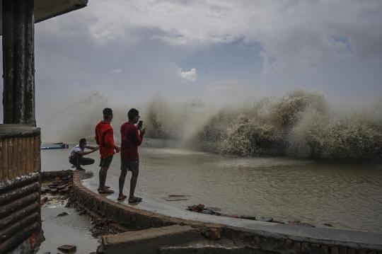 Sisa-Sisa Terjangan Topan Yaas di Pesisir India