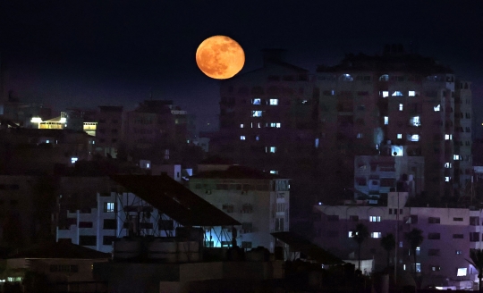 Keindahan Super Blood Moon di Langit Gaza