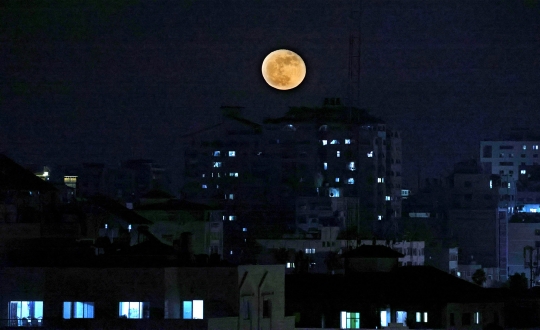 Keindahan Super Blood Moon di Langit Gaza