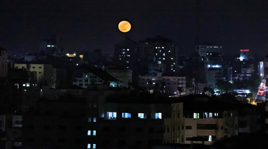 Keindahan Super Blood Moon di Langit Gaza