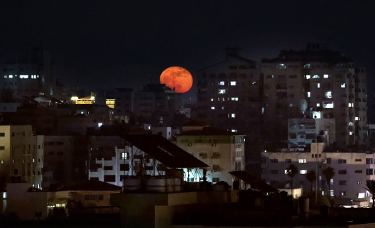 Keindahan Super Blood Moon di Langit Gaza