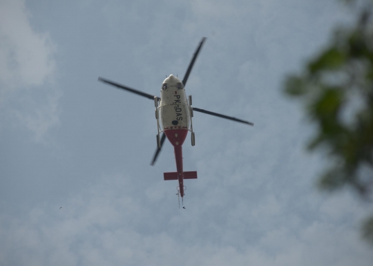 Penampakan Helikopter Jatuh di Danau Buperta Cibubur