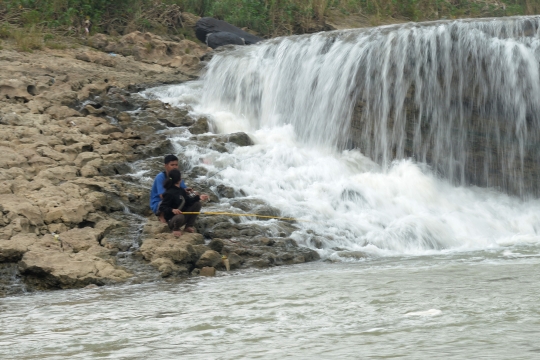 Mengisi Waktu dengan Mancing Ikan di Sungai Cileungsi