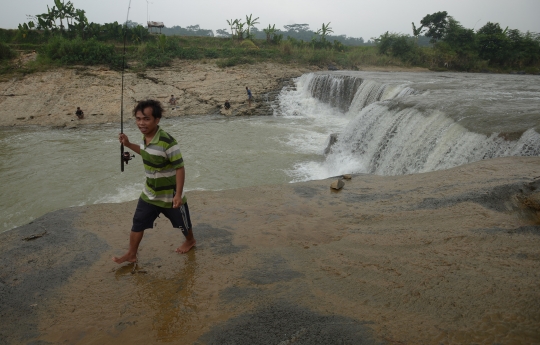 Mengisi Waktu dengan Mancing Ikan di Sungai Cileungsi