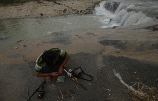 Mengisi Waktu dengan Mancing Ikan di Sungai Cileungsi