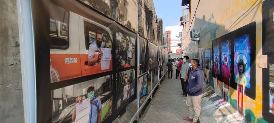 Mengingatkan Masyarakat Agar Selalu Terapkan Prokes Lewat Pameran Foto Jurnalistik