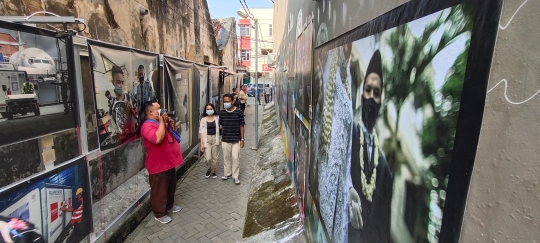 Mengingatkan Masyarakat Agar Selalu Terapkan Prokes Lewat Pameran Foto Jurnalistik