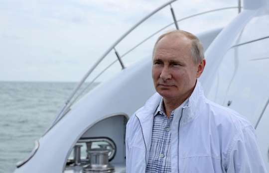 Gaya Santai Presiden Vladimir Putin Berlayar di Laut Hitam