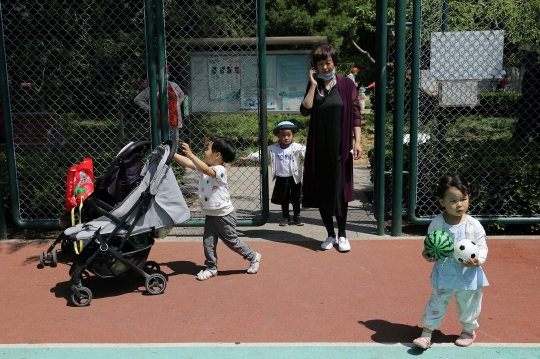 Genjot Angka Kelahiran, China Izinkan Warganya Punya Tiga Anak