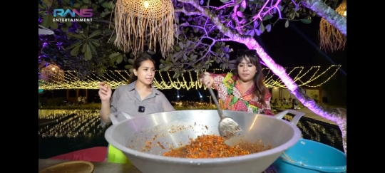 Potret Keseruan Nagita Slavina Masak Sambal Sekuali Besar Bareng Crazy Rich Bali