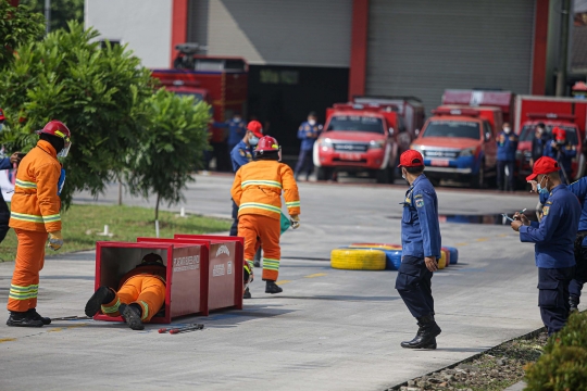 Aksi Petugas Damkar Bersaing di Kompetisi Fire Safety Challenge