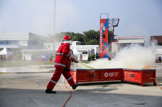 Aksi Petugas Damkar Bersaing di Kompetisi Fire Safety Challenge