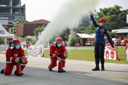Aksi Petugas Damkar Bersaing di Kompetisi Fire Safety Challenge