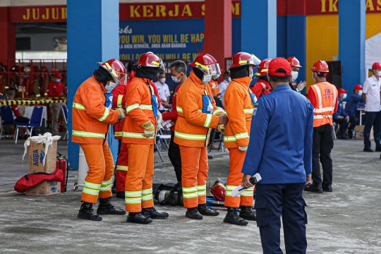 Aksi Petugas Damkar Bersaing di Kompetisi Fire Safety Challenge