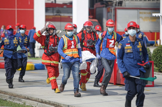 Aksi Petugas Damkar Bersaing di Kompetisi Fire Safety Challenge