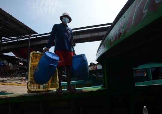 Geliat Transportasi Kapal Motor di Dermaga Cilincing