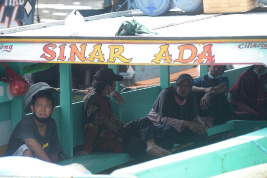 Geliat Transportasi Kapal Motor di Dermaga Cilincing