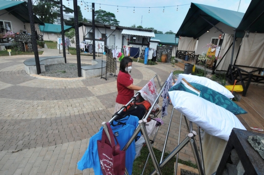 Melihat Keseharian Para Penderita Covid-19 di Tenda Gampling RLC