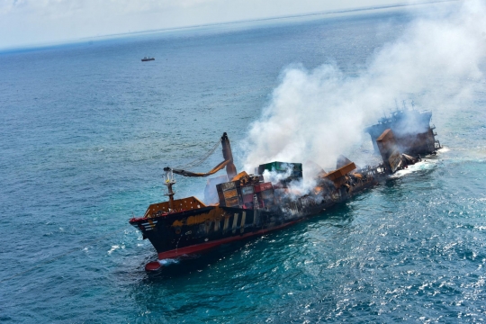 Kapal Kargo yang Terbakar di Sri Lanka Mulai Tenggelam