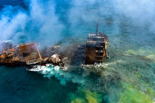 Kapal Kargo yang Terbakar di Sri Lanka Mulai Tenggelam
