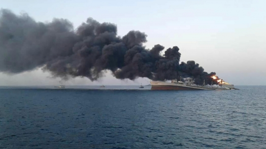 Kapal Perang Terbesar Iran Terbakar di Teluk Oman