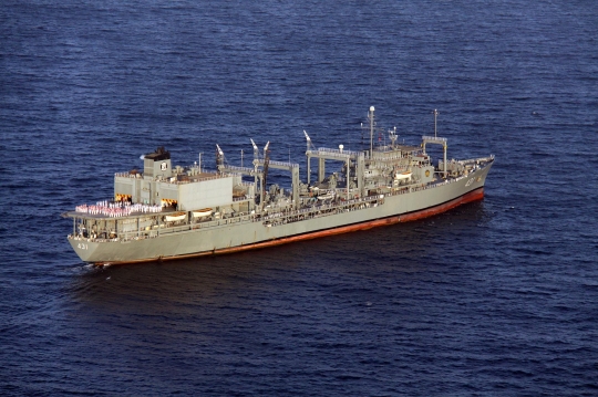 Kapal Perang Terbesar Iran Terbakar di Teluk Oman
