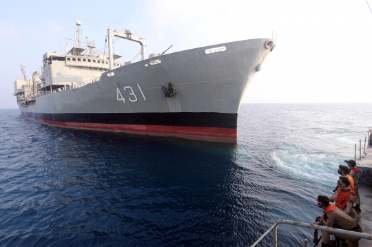 Kapal Perang Terbesar Iran Terbakar di Teluk Oman