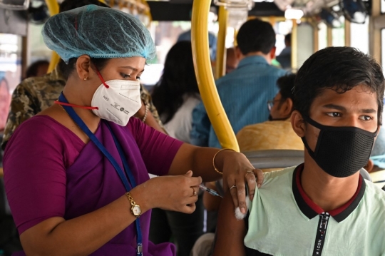 Memanfaatkan Bus Jadi Vaksinasi Keliling di India