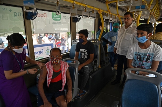 Memanfaatkan Bus Jadi Vaksinasi Keliling di India