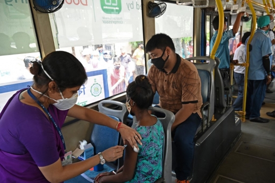 Memanfaatkan Bus Jadi Vaksinasi Keliling di India