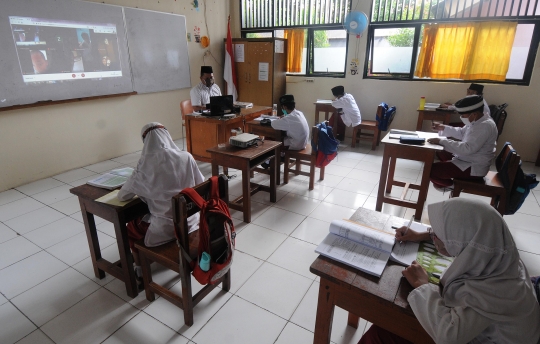 Pelaksanaan Kegiatan Belajar Tatap Muka dan Online Bersamaan