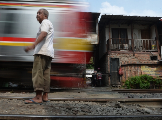 Kisah Pak Wandi Bertahun-tahun Jaga Perlintasan Kereta dengan Sukarela