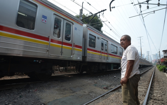 Kisah Pak Wandi Bertahun-tahun Jaga Perlintasan Kereta dengan Sukarela