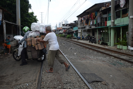 Kisah Pak Wandi Bertahun-tahun Jaga Perlintasan Kereta dengan Sukarela