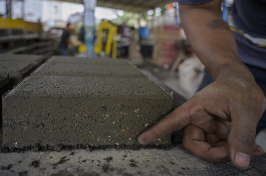 Mendaur Ulang Sampah Plastik Jadi Batu Bata
