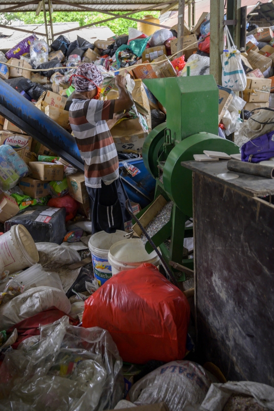 Mendaur Ulang Sampah Plastik Jadi Batu Bata