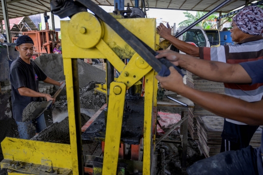 Mendaur Ulang Sampah Plastik Jadi Batu Bata