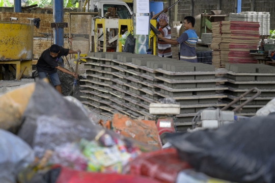 Mendaur Ulang Sampah Plastik Jadi Batu Bata