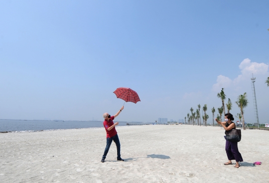 Menikmati Pasir Putih Buatan di Utara Jakarta