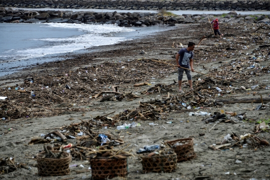 Lautan Sampah Cemari Pantai di Banda Aceh