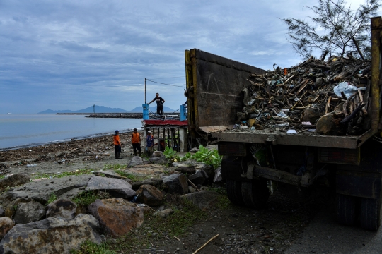 Lautan Sampah Cemari Pantai di Banda Aceh