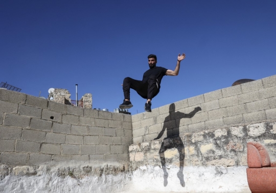 Kebolehan Pemuda Palestina dalam Beratraksi Parkour