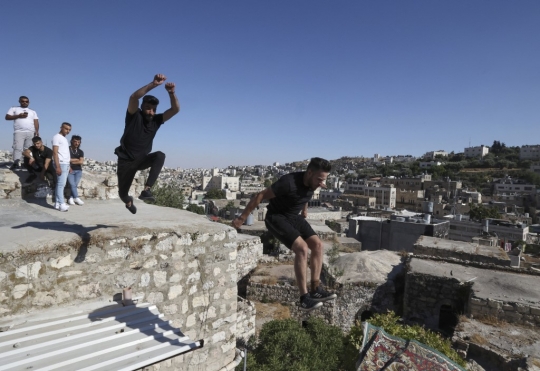 Kebolehan Pemuda Palestina dalam Beratraksi Parkour