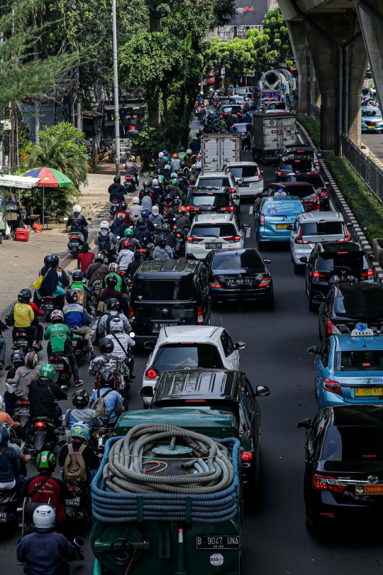 Ada Galian Kabel, Kawasan Tendean Macet Mengular