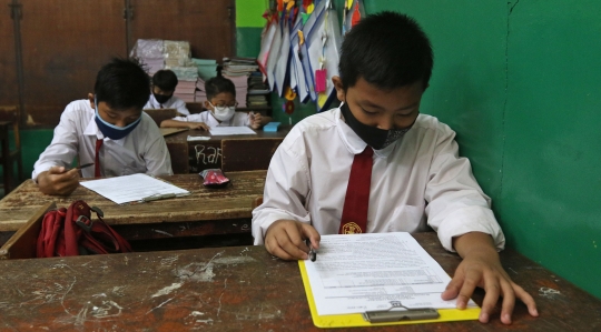 Suasana Ujian Akhir Sekolah Tatap Muka di SDN Kota Baru 3 Bekasi