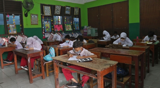 Suasana Ujian Akhir Sekolah Tatap Muka di SDN Kota Baru 3 Bekasi